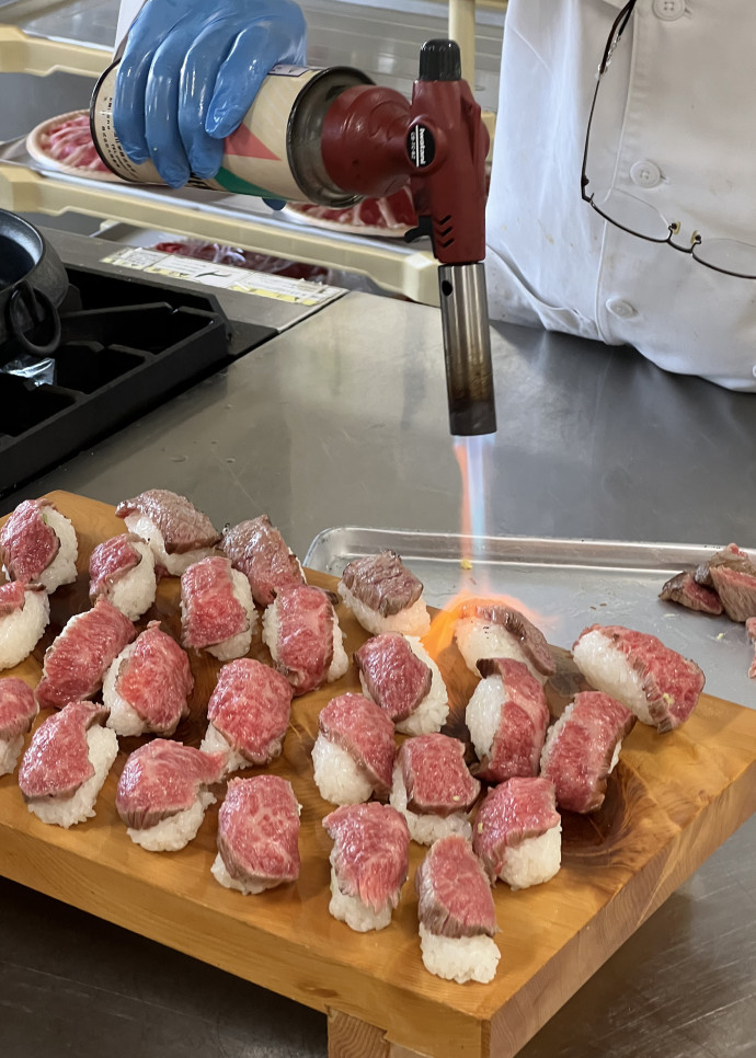 Du wagyu cru en format sushi, rapidement passé à la flamme d’un chalumeau.