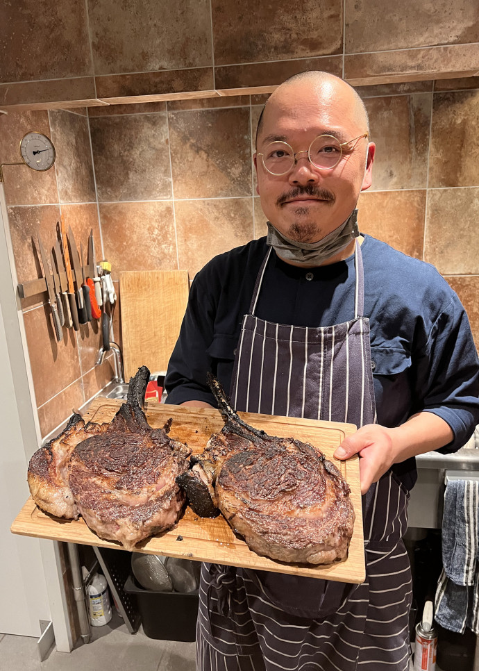 Le chef Yusuke Takeuchi, du restaurant Ventinove à Kawaba (Province de Gunma), et un tomahawk de wagyu cuit au feu de bois.