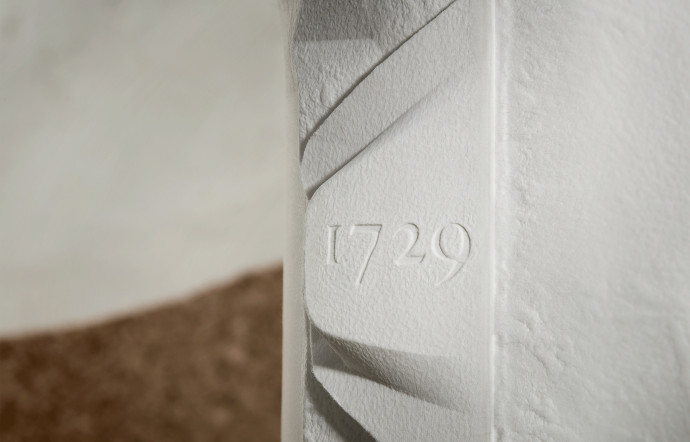 Un travail sur l’héritage et le patrimoine… l’année de création de la maison de champagne est gravée à chaud dans une belle typographie Garamond du XVIe siècle.
