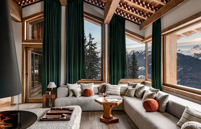 Le salon chaleureux du chalet Le 1550 d’Iconic House.