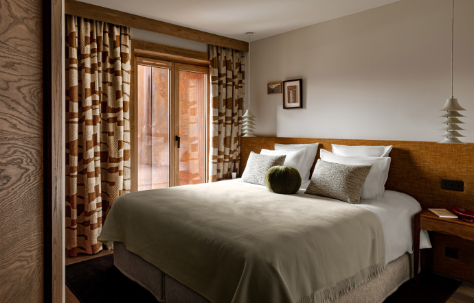 L’une des chambres du chalet 1550 d’Iconic House.