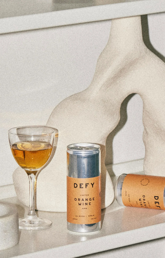 Vin orange Defy vendu par 4 ou ou 24 canettes (£24.00 ou £128.00). Sur defy.wine
