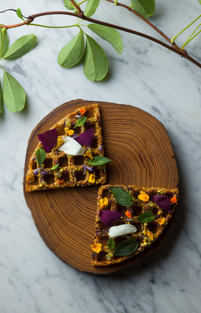 Une gaufre de sarrasin au miel récolté à Primard, agrémentée de pousses du jardin, au restaurant Les Chemins.