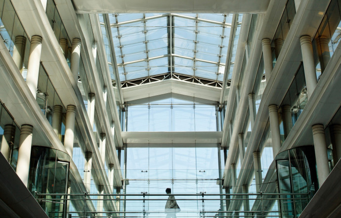 Les bureaux de BNP Paribas, situés dans le marché Saint-Honoré, à Paris, et dans l’immeuble Valmy, à Montreuil.