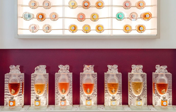 Depuis les années 80, Caron rechargeles flacons grâce à ses fontaines de parfum.