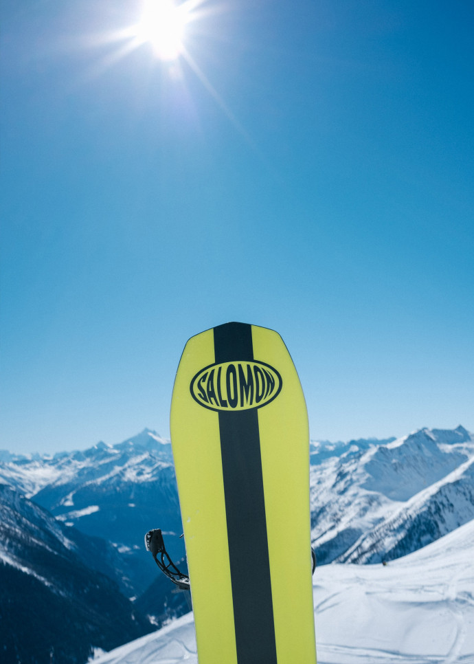 Salomon, marque pionnière dans le domaine du ski.
