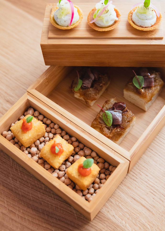 D’abord, les cagades, petites mignardises niçoises.