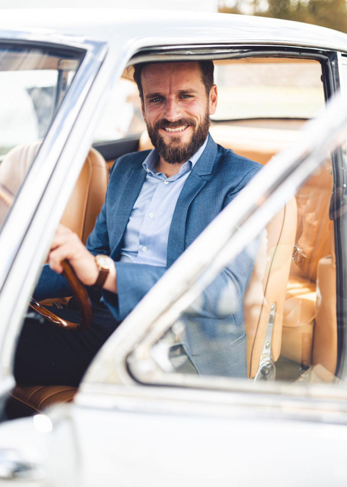 Romain Grabowski photographié par Mathieu Bonnevie en septembre dernier lors du concours d’élégance automobile Chantilly Art & Elégance, dans l’enceinte du domaine de Chantilly.