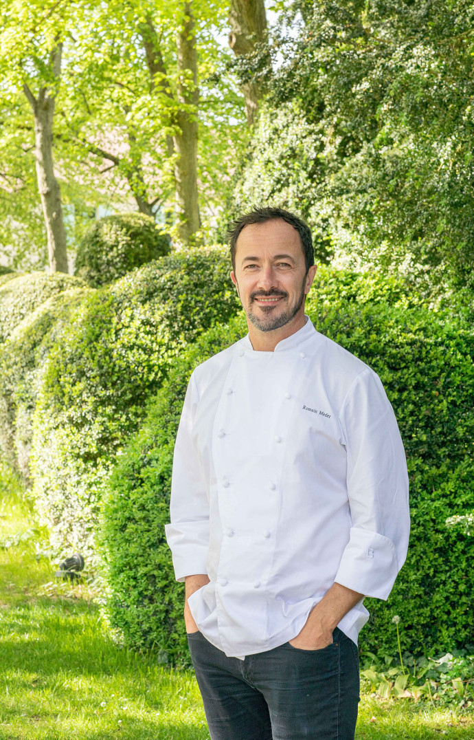 Le chef Romain Meder prend la pose au Domaine de Primard.