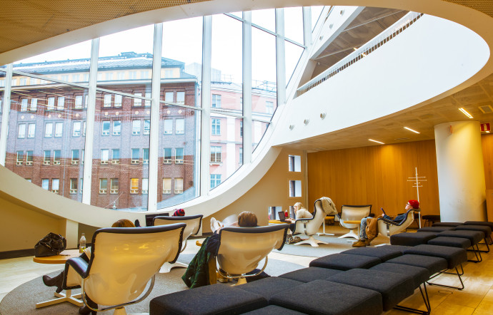 L’un des espaces de lecture de la bibliothèque universitaire, ouverte à tous.