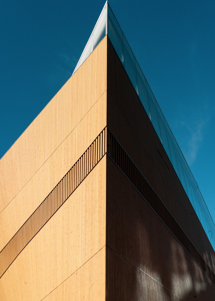 A l’angle de la bibliothèque Oodi.