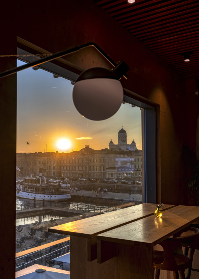 Une vue de la piscine et de la cathédrale, à Helsinki.
