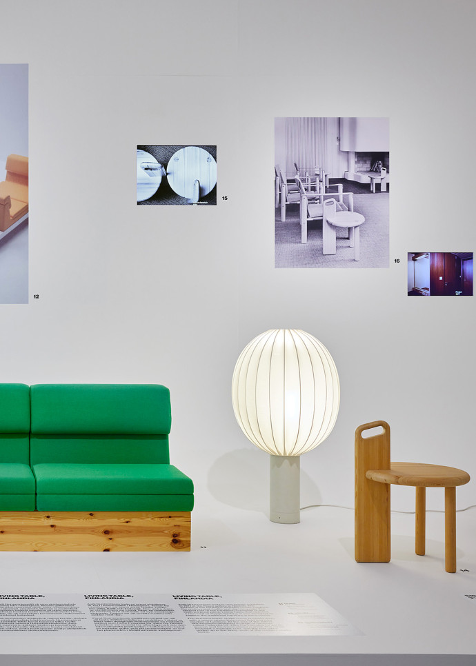 L’exposition Antti + Vuokko Nurmesniemi au Design Museum. Produits conçus par AnttiNurmesniemi. À gauche le « Sofa Finlandia », 1968, Vilka Oy.
