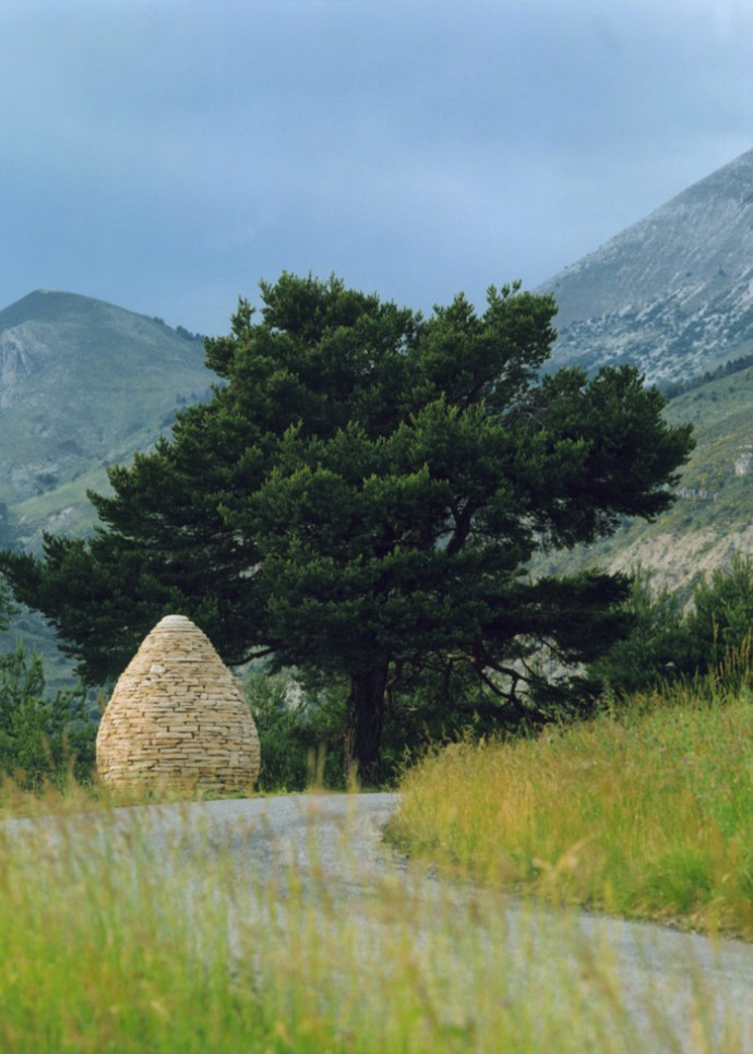 Une des trois « Sentinelles » d’Andy Goldsworthy.