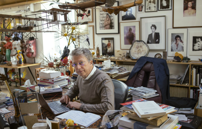 Henri Seydoux, fondateur de Parrot, pose dans son bureau.