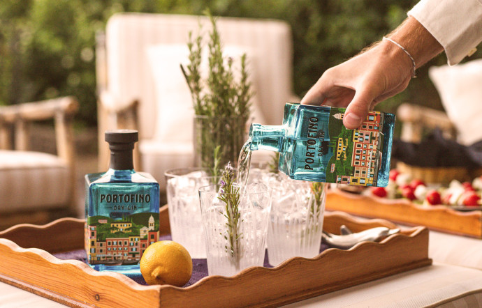 La société Portofino Gin est née en 2018 en hommage à Klaus Pudel, grand-père de l’un des fondateurs de la marque et visage historique de la Dolce Vita ligure des années 60.