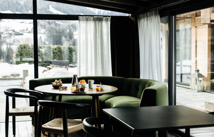 A la table de l’Alpaga, Megève. Tess Evans-Mialet y crée la carte des desserts. Comme au bistrot de l’hôtel, pour les petits-déjeuners et le tea-time hivernal.