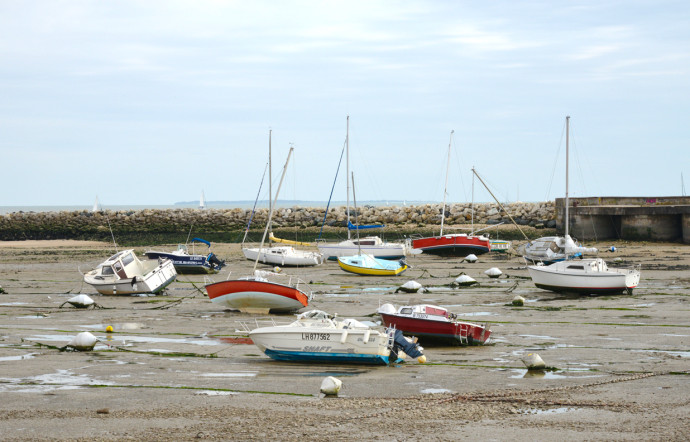 Sur la côte atlantique, à marée basses, on a la sensation d’être dans un cimetière de bateaux.