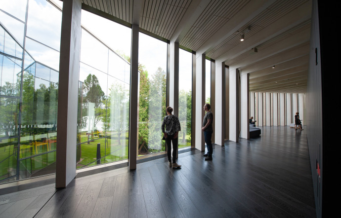 Au musée Serlachius Gustaf, les grandes baies vitrées s’ouvrent sur le lac.