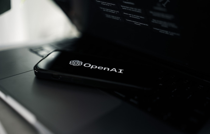 Open Ai, à l’origine de ChatGPT, est une organisation à but non lucratif dirigée par Sam Altman, l’un des plus fervents défenseurs de la toute-puissance de l’IA, dans la lignée d’Elon Musk.