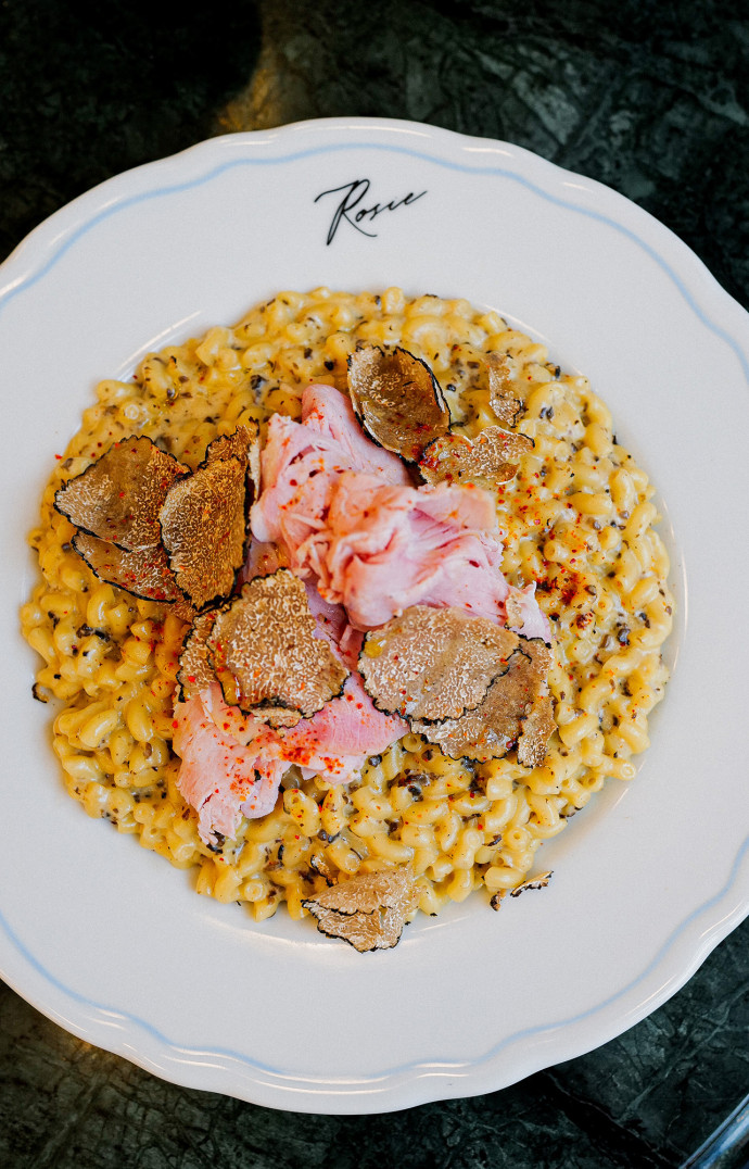 Un délicieux plat de coquillettes au jambon et à la truffe à la Brasserie Rosie.
