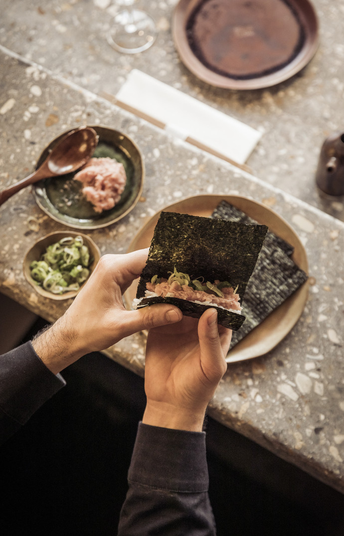 Le hand roll avant d’être roulé, chez Doki Doki.