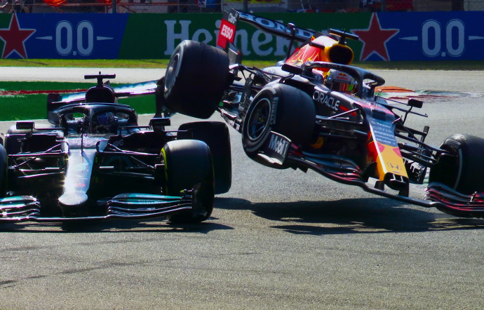 La rivalité désormais légendaire entre Lewis Hamilton (gauche) et Max Verstappen (droite) fait souvent des étincelles.