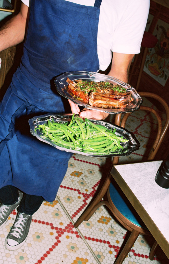 Service en tablier, commande servie dans des plats à l’ancienne… Les codes de la brasserie parisienne font toujours fureur.