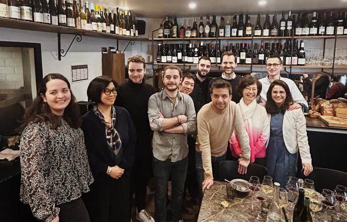 Neuf des quarante-neuf lauréats du Bib Gourmand 2023 entourent Gwendal Poullennec, ce lundi à Paris.
