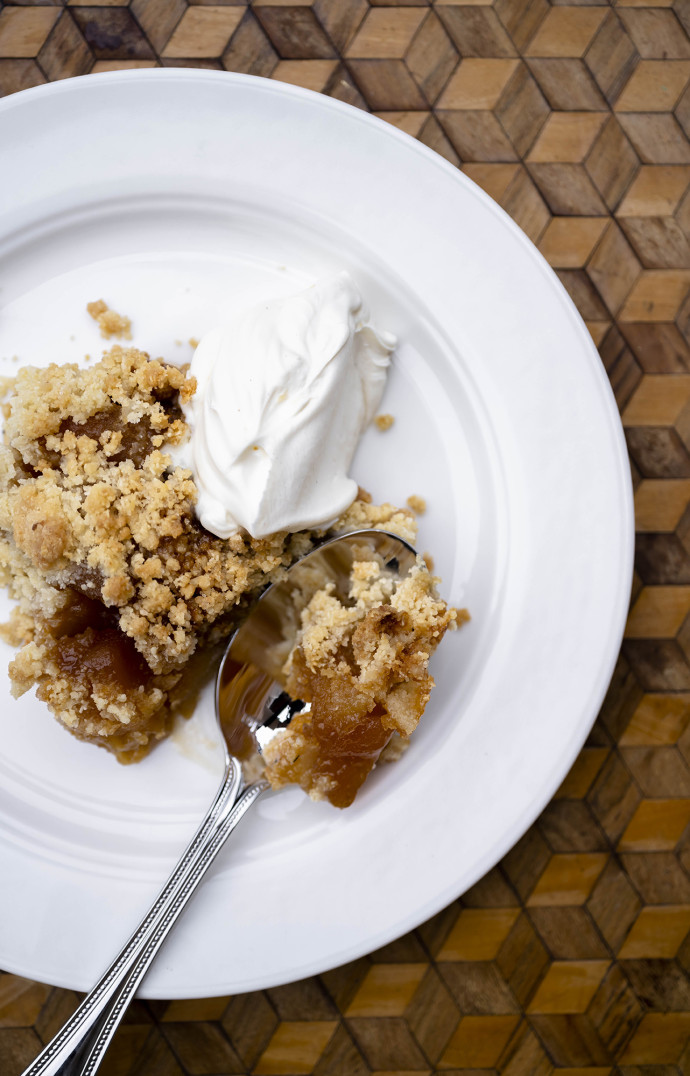 Le crumble de pomme et sa crème crue.