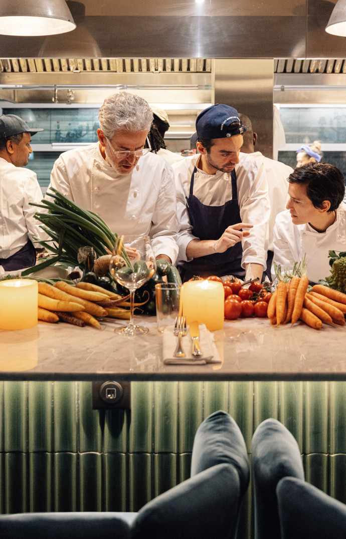 Eyal Shani, à gauche, en cuisines chez HaSalon Paris.