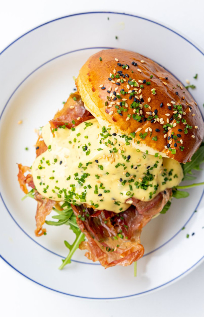 Le bun aux œufs Bénédicte et bacon.