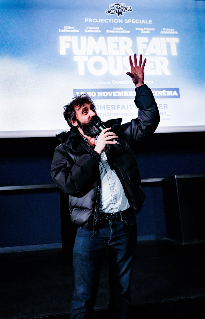 Le réalisateur Quentin Dupieux en promotion sur la scène du Silencio des Prés.