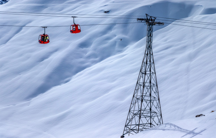 Le tourisme génère 50 % du PIB en Savoie, 30 % en Haute-Savoie. 82 % des lits touristiques sont situés en zone montagne. Une chose est absolument certaine : avec ou sans neige, il va falloir, encore et encore, plus fort, panser l’hiver.