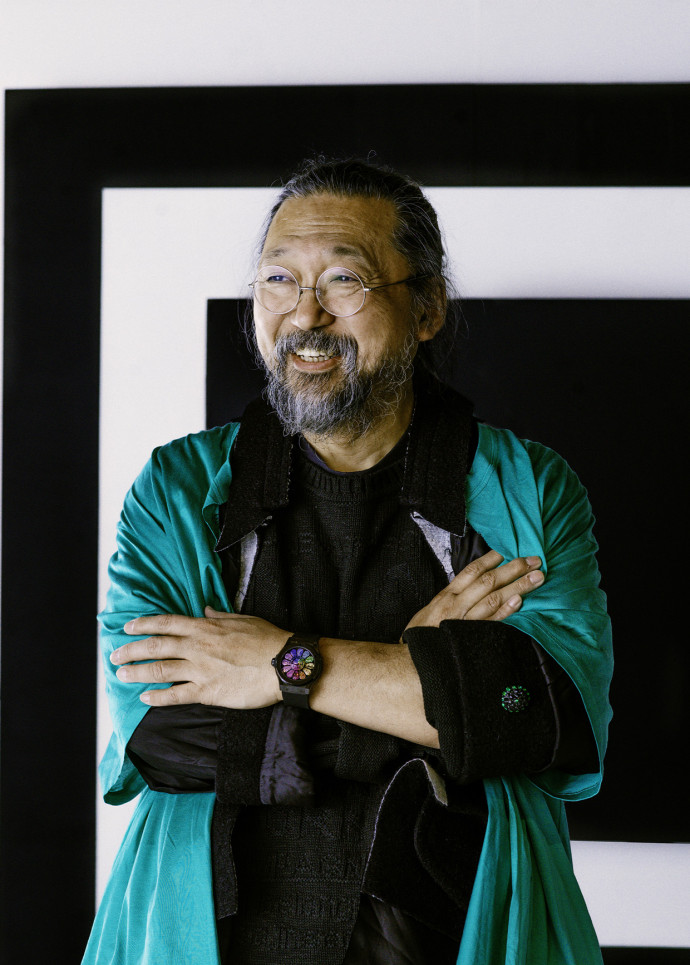 Takashi Murakami avec le « Classic Fusion Takashi Murakami Black Ceramic Rainbow » au poignet.