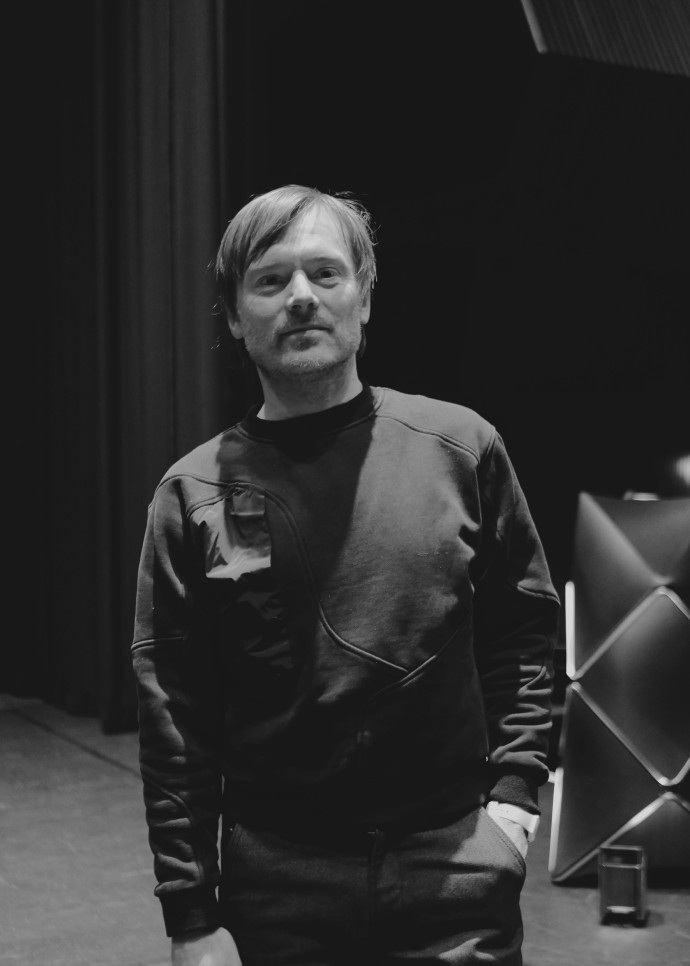 Jean-Benoît Dunckel. En 2006, il a lancé aussi sa carrière soliste avec l’album « Darkel ».