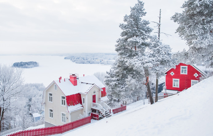 Les maisons en bois sous la neige, dans le quartier de Pispala.