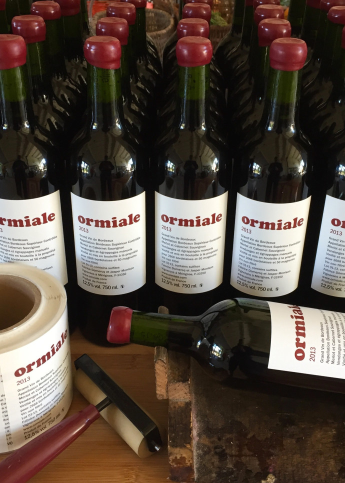 Le bouteilles du domaine Ormiale sont cachetées à la cire et emballées dans du papier de soie.
