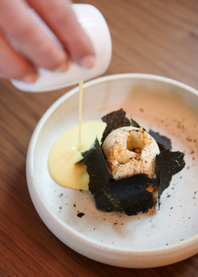 Dessert à la vanille, au riz et au miso blanc à Rozo.