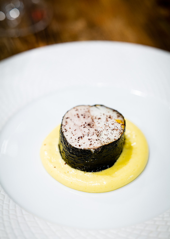 Édouard Chouteau a fait de l’identité « terre/mer » du restaurant sa propre patte, comme ici avec ce plat emblématique « volaille / haddock ».