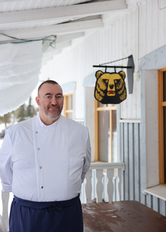 Le Chef Mark Suermann, d’origine allemande, est installé en Laponie depuis trente ans. Il pose pour nous devant son motel-restaurant.