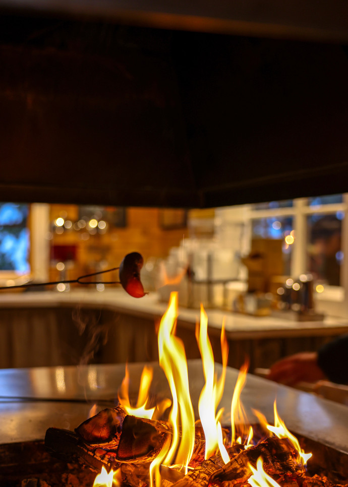 La saucisse se déguste toute l’année en Laponie, de préférence grillée dans la kota, cette cabane typique de Laponie, possédant un foyer en son centre.