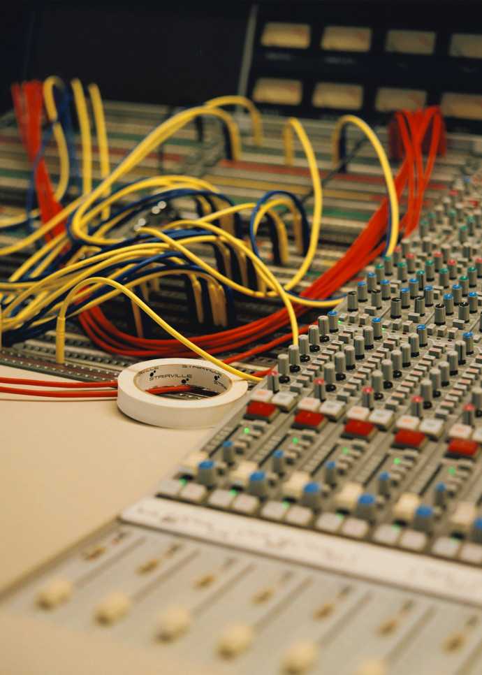 Le studio accueille les dernières technologies audio et acoustiques, comme la console unique, hybride analogique/digitale nommée « The Spaceship ».
