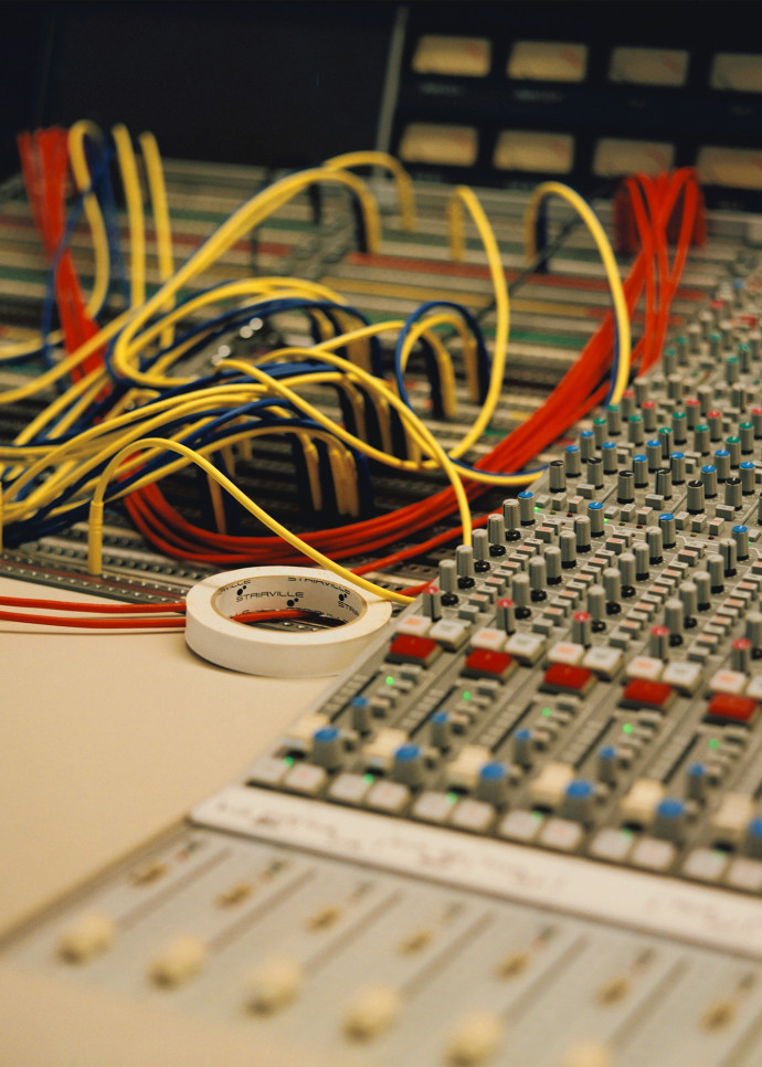 Le studio accueille les dernières technologies audio et acoustiques, comme la console unique, hybride analogique/digitale nommée « The Spaceship ».