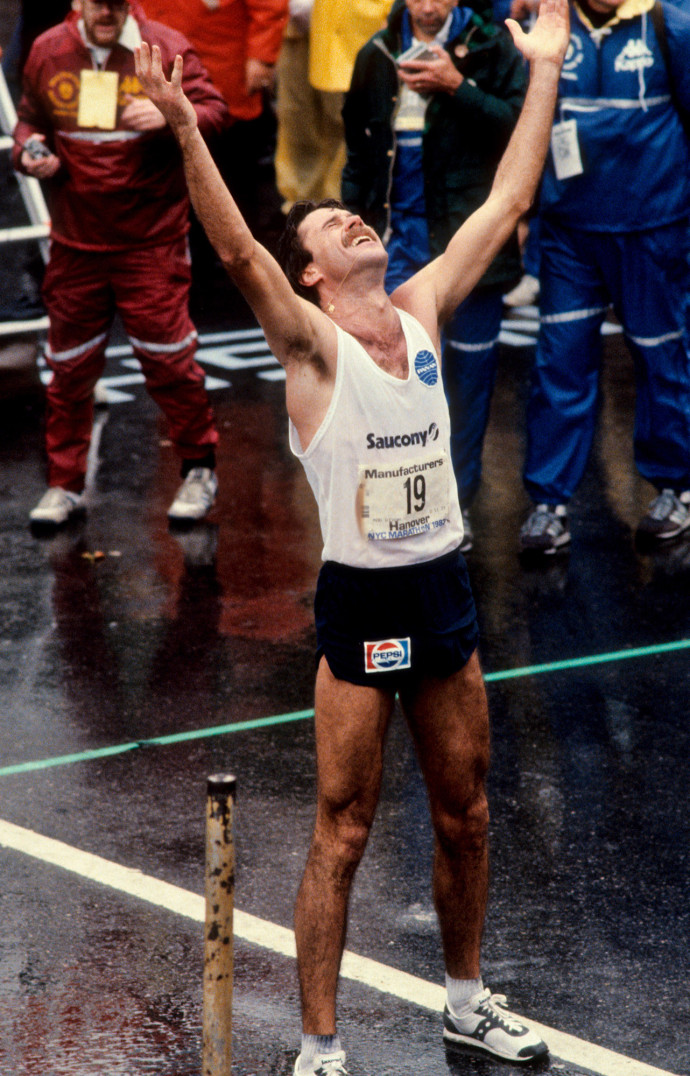 Rod Dixon portant des baskets Saucony sur mesure lorsqu’il remporte le marathon de New York, en 1983.