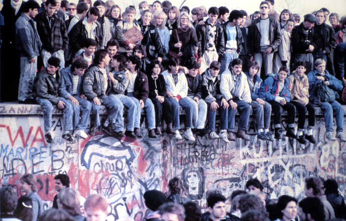 Le mur de Berlin et ses jeunes vêtus de jean.