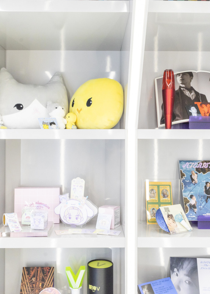Détail : une bibliothèque remplie de ‘goodies’ à l’effigie des groupes de K-Pop, à Séoul.