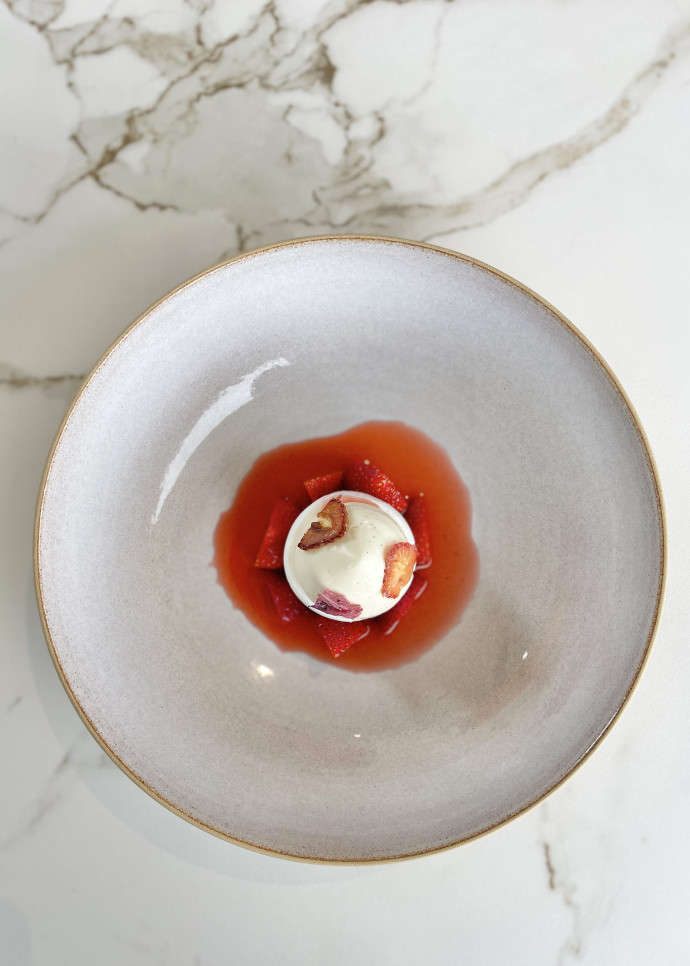 L’heure du dessert à l’Amour Blanc : Fraise de Sologne, meringue, safran.