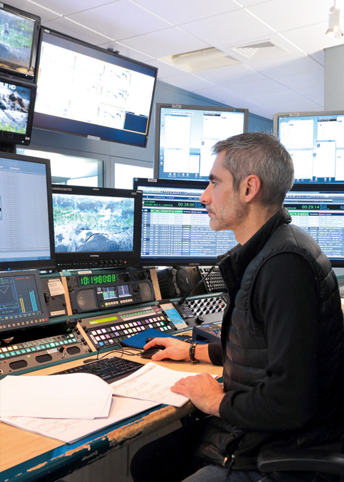 Pierre Salesse, chef d’antenne, surveille sa multitude d’écrans à la régie finale.