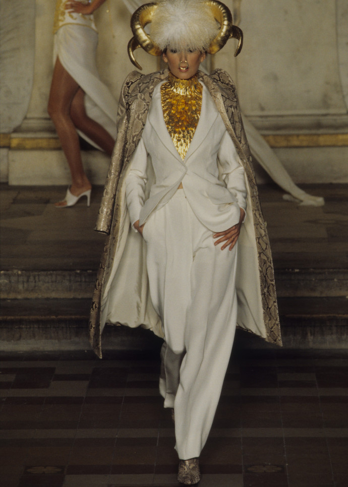 Givenchy par Alexander McQueen, ensemble, haute couture Printemps-été 1997, collection « The search of the Golden Fleece ». Vogue Runway / Archives Condé Nast.